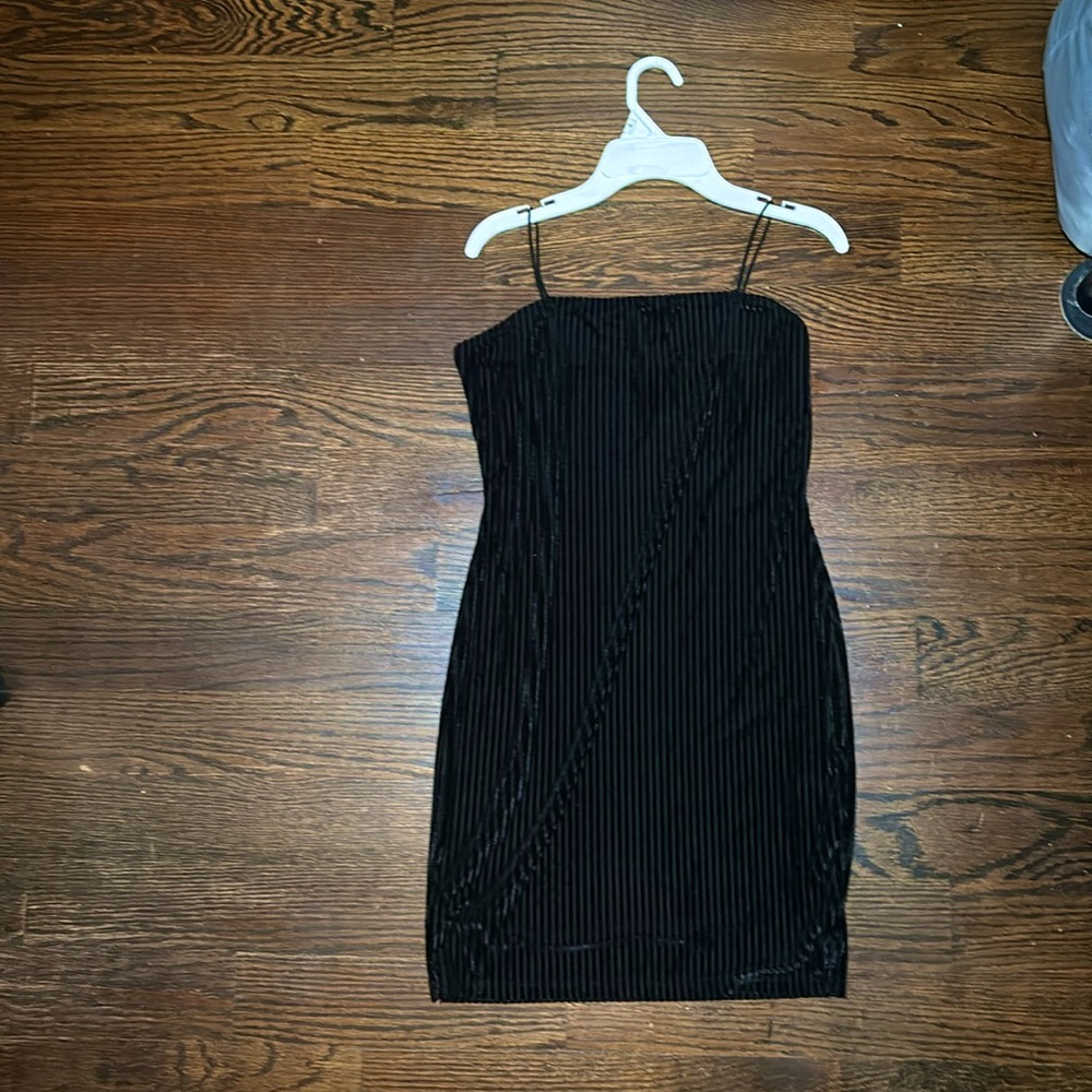 Black strapped velvet mini dress 🖤